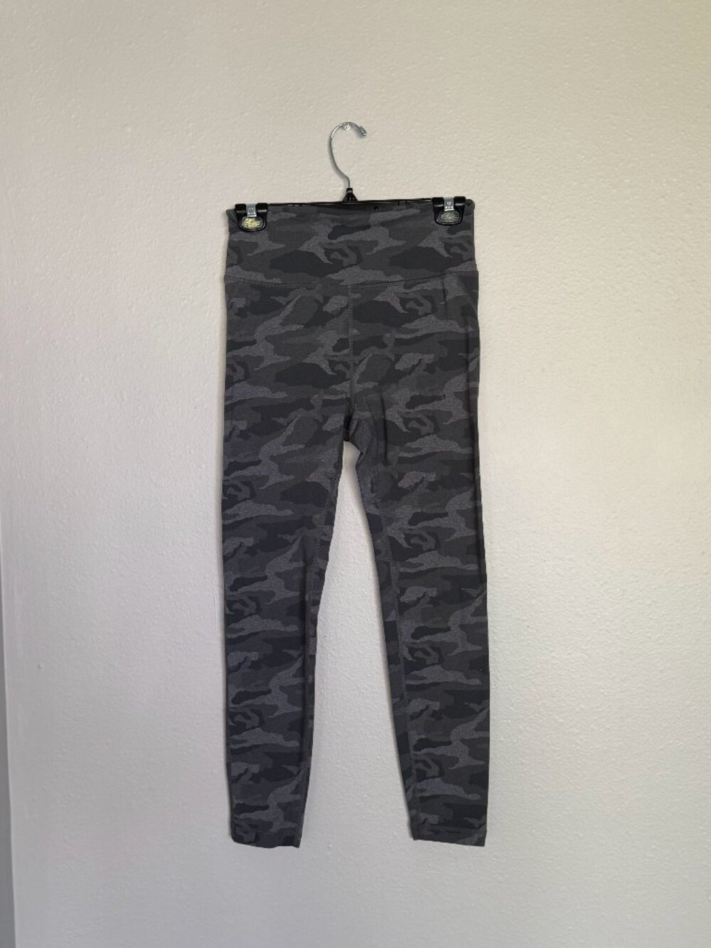 Vuori Caspian Leggings Small Charcoal Camo Zipper Pocket High Rise VW354